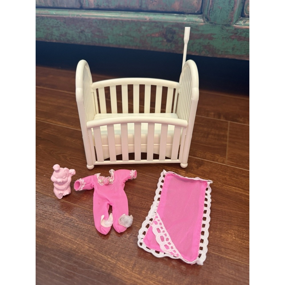 1994 Kelly Baby Sister ofโ Barbie Bedtime Set #12489 Crib And Outfit Only